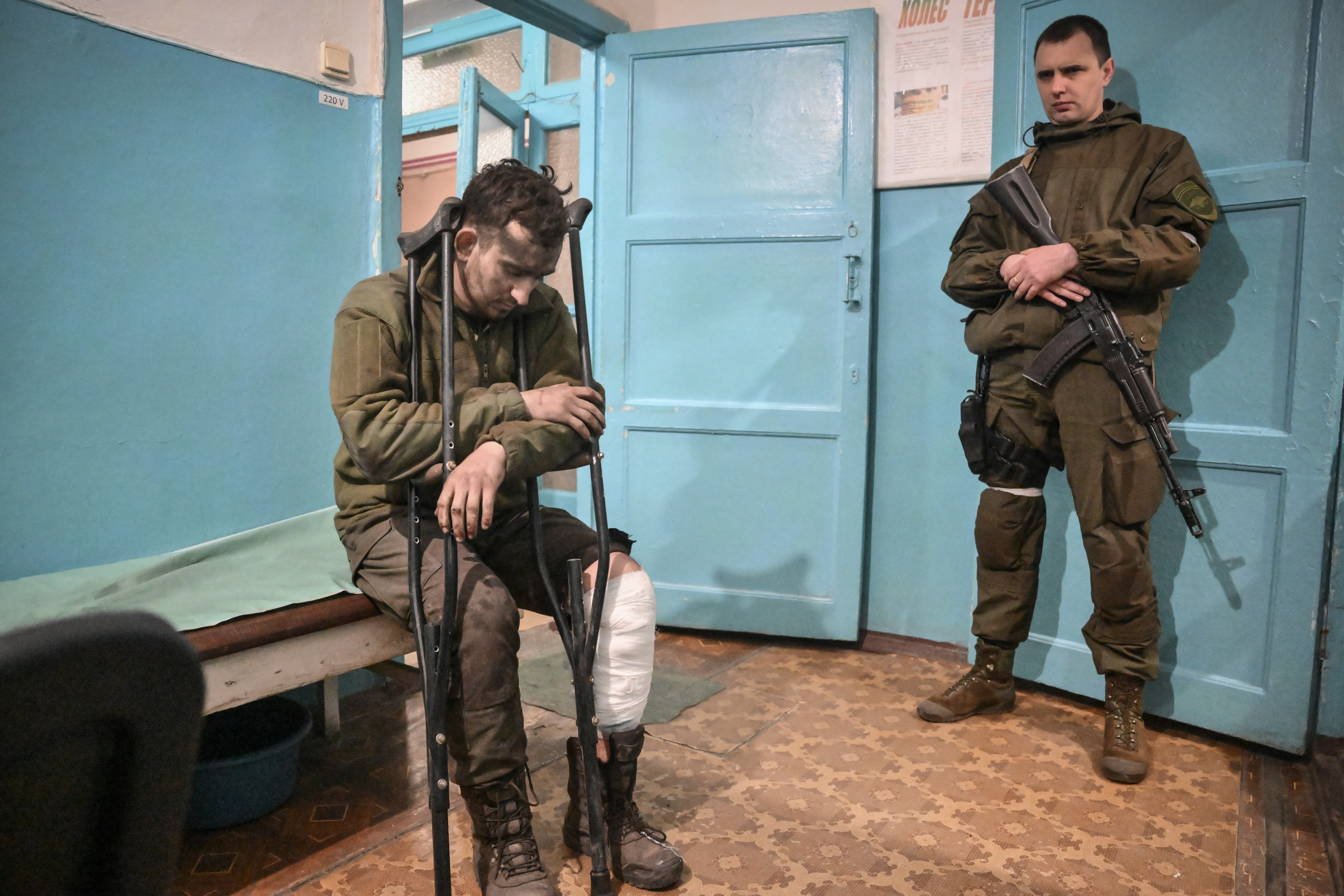 Плен вс рф. Пленные солдаты Мариуполь. Раненые морпехи в Мариуполе российские военные. Украинские ваеные сдавших в рлен.